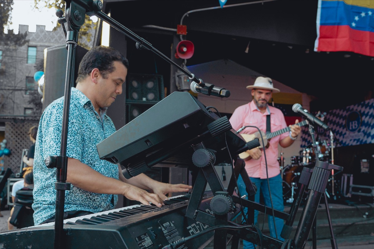 Jorge Glem and César Orozco on stage
